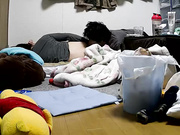 家庭网络摄像头偷拍这么极品的大奶不日用手玩金毛看不下去了回窝里躺着