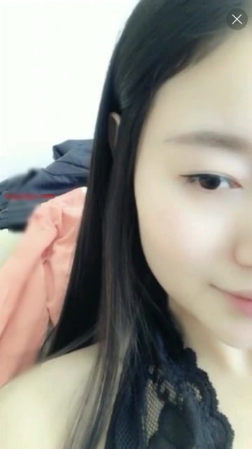 宅男看了撸断屌的粉穴美女主播户外直播超短裙，里面真空开档丝袜，一路秀到家