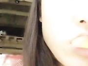 大胆美女主播潜入洗浴中心直播还偷拍了一些美女更衣视频给狼友分享