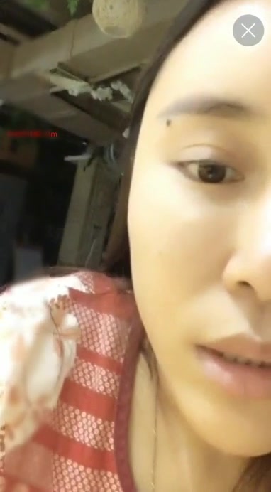大胆美女主播潜入洗浴中心直播还偷拍了一些美女更衣视频给狼友分享
