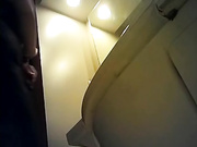 商场坐厕偷拍牛仔裤妹子对着镜头擦逼下面毛毛浓密很性感