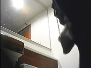 商场坐厕偷拍牛仔裤妹子对着镜头擦逼下面毛毛浓密很性感