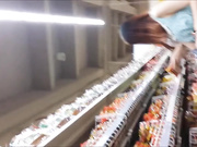 偷拍超市购物四个可人美女 性感内内让人心痒骚动