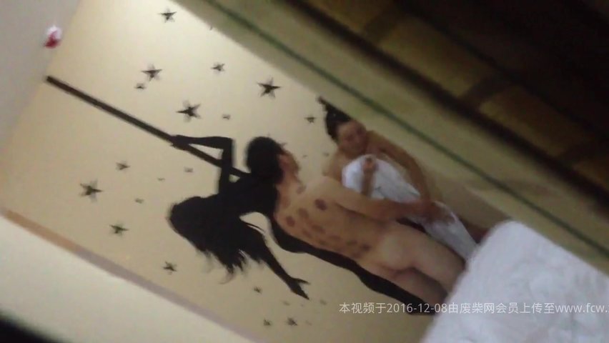 小区里的养生会所貌似很正经被我无意偷拍到隔壁房间..被人发现了