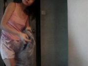 当着儿子的面裸体换衣服，这边姘头拍照