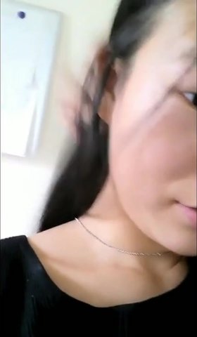 网友撩妹，妹子很谨慎脱之前先探出窗看看对面是否有偷窥的对白清晰
