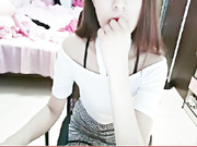 网红清纯声音甜美的女主播被土豪金钱打动露臉大秀小嫩逼