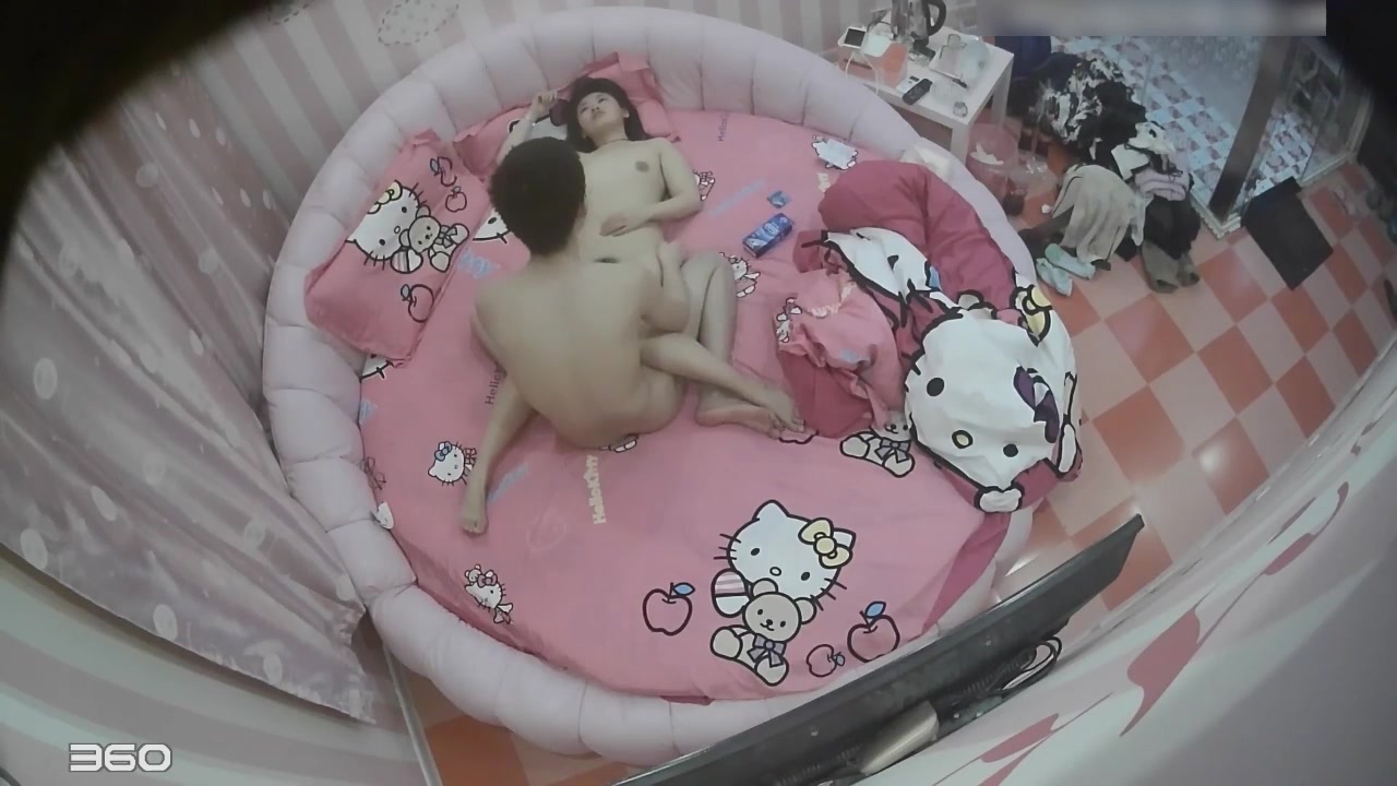 酒店水滴摄像头监控TP考完试出来放松的情侣看她俩玩的样子学问很高深啊