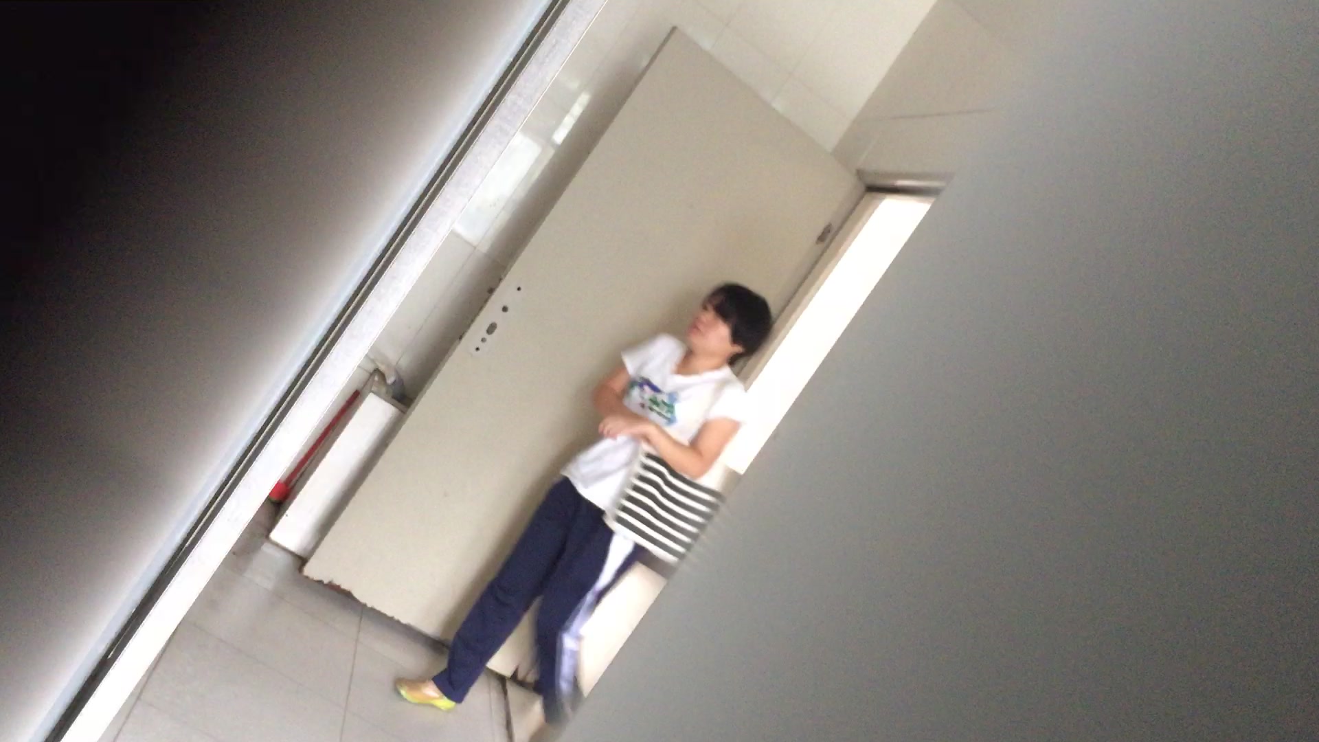某重点大学女厕短发女汉子露脸偷拍阴毛浓密经典