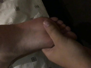 有恋脚癖变态姐夫把家里带孩子的小姨子弄迷糊了舔完脚插逼