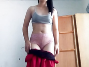 穿红色连衣裙艺校妹子