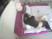 震撼推荐-偷拍猥琐男调教性感漂亮女友喊爸爸,女不同意被男的用手暴力扣插到高潮后说：我错了,爸爸,我不要了.干完又干!
