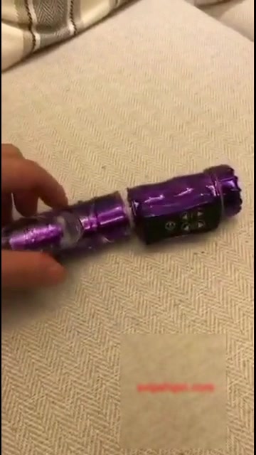 美女主播故意弄坏震动棒打电话让快递员上门退货然后色诱快递哥啪啪太有才了对白精彩