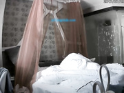 红蚊帐主题情趣套房TP壮实小伙和爱美的骚货女友开房做爱前不停化妆