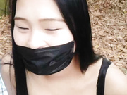 大奶美女主播穿着网袜和粉丝炮友在户外小山坡野战这样的位置很容易被人发现的