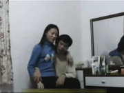 小情人吃苹果暗示要吃鸡巴蛋蛋，看那骚样就知道想干嘛，大鸡巴掏出来啪啪给力伺候