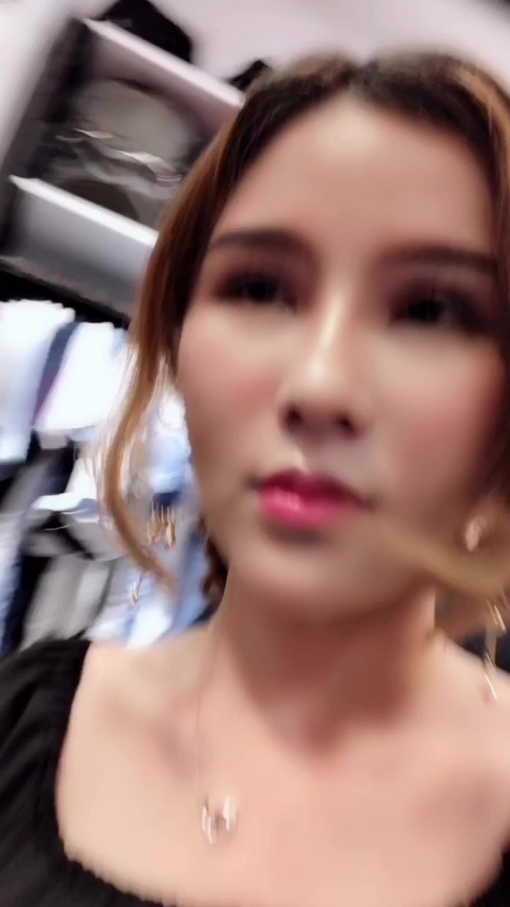 性感混血网红曼曼和大屌猛男假装买衣服躲进商场试衣间啪啪啪720P高清无水印