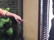 结婚席间恶搞喝得有点醉的新娘让她当众表演给新郎吹箫小表弟在一旁默默的疑视新娘姐姐