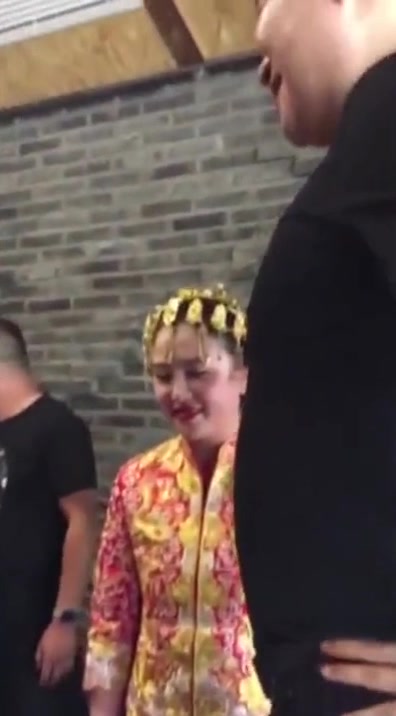 结婚席间恶搞喝得有点醉的新娘让她当众表演给新郎吹箫小表弟在一旁默默的疑视新娘姐姐