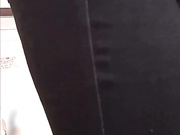 角度非常不错的坐厕前拍第2部修臀裤美眉的逼毛真性感好想用手摸摸
