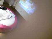 小旅馆红色大圆床偷拍长发妹子和健壮小哥啪啪貌似连续干了2.3次普通话对白
