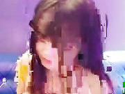 瞅着很眼熟的童颜大奶美眉撕破丝袜和粉丝炮友在KTV的沙发上啪啪