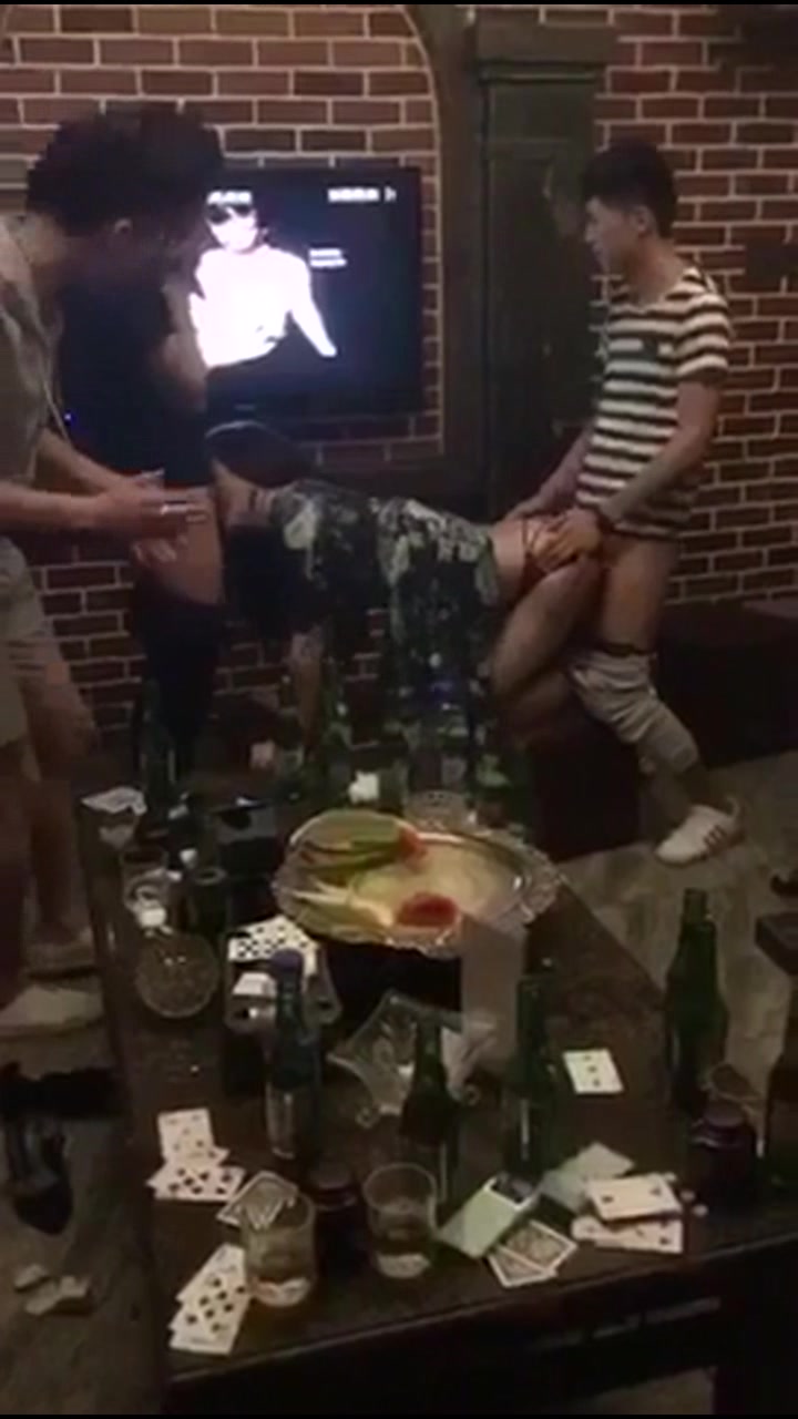 【网曝门事件】全网都知道李X雪与郑X皓分手了 美女KTV喝醉前口后入式疯狂3P 抖音短视频曝光 附微信完整对话