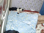 真实自拍-性感漂亮的大胸美女被老公边操边玩手机不知说了什么突然拿个超大电动鸡巴插的大叫后又狠狠操她!