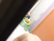 半夜睡不着躲在窗台下面近距离偷窥邻居靓妹洗澡用勺子淋浴下面毛毛好性感