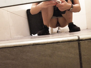 极品4K超清偷拍低胸吊带胸部印广告loge的高挑模特妹嘘嘘