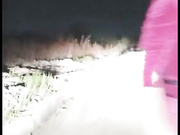 大半夜开着车灯和粉丝炮友路边野战冷得直哆嗦张望附近有没有人路过