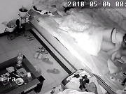 家庭摄像头拍摄，孩子在旁边睡觉