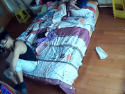 恩爱小情侣蜗居出租房装摄像头看管宠物,想不到女主人脱裤子脱胸罩也被录下