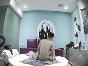 情趣酒店古堡房偷拍四眼仔和女友开房翻云覆雨