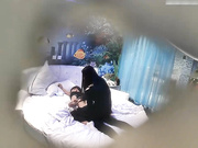 特色宾馆偷拍学院派性感美女和男友开房时要先操他刚坐鸡鸡上就说：你别抽插,感觉越来越大了,不行了,你上我吧!