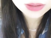 眼镜斯文美女主播光着身子和狼友聊性知识她逼逼目前有炎症讲述她九岁时被伯父性侵的经历