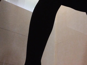 国内商场厕拍系列 妹子电话打的很开心还有个美女好像发现了什么地方不对劲