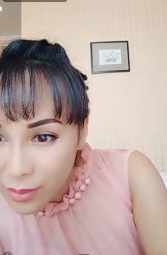 东北自驾姐特意换上漂亮连衣裙和曾经炮友的儿子宾馆约炮大概上次尝过鲜之后让姐很回味