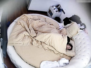 特色圆床主题房口活很流弊小伙把外表清纯眼镜美女舔的表情销魂要死的感觉身体一抖一抖的啪啪大战激情四射