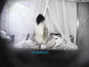 温馨主题宾馆猥琐屌丝真性福啪啪啪清纯可爱小美女吃点东西再缠绵打炮抱起来干肏了两回娇嫩呻吟