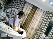 平头大哥与白色连衣裙妹子开房啪啪啪姑娘有点矜持不脱裙子直接脱掉内裤被爆操表情享受女上猛摇