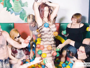 (CrowdBondage) Balls Dep 一伙在海洋球里群交的变态男女