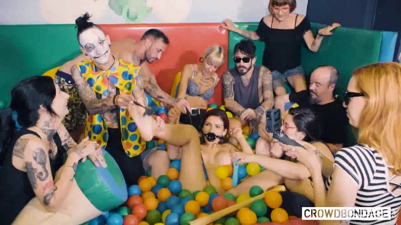 (CrowdBondage) Balls Dep 一伙在海洋球里群交的变态男女