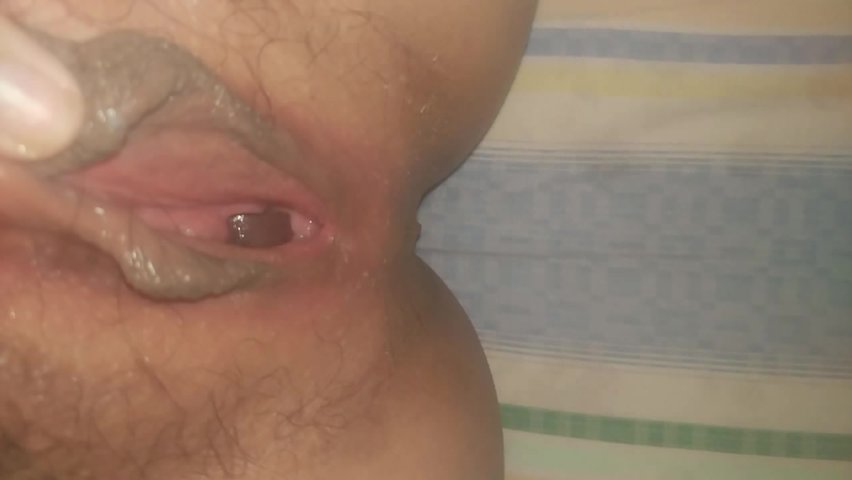 骚逼里塞葡萄