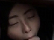 大鸡巴男友在玩网游，漂亮女友藏在桌子底下吃大鸡巴，射一嘴。