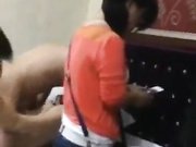 赌债肉偿，用身体抵债的少妇和赌客在床上啪啪其他赌客孰视吾睹继续在旁边耍牌