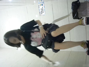 云上高清系列商场女厕全景牛仔裤妹子的内裤图案很养眼