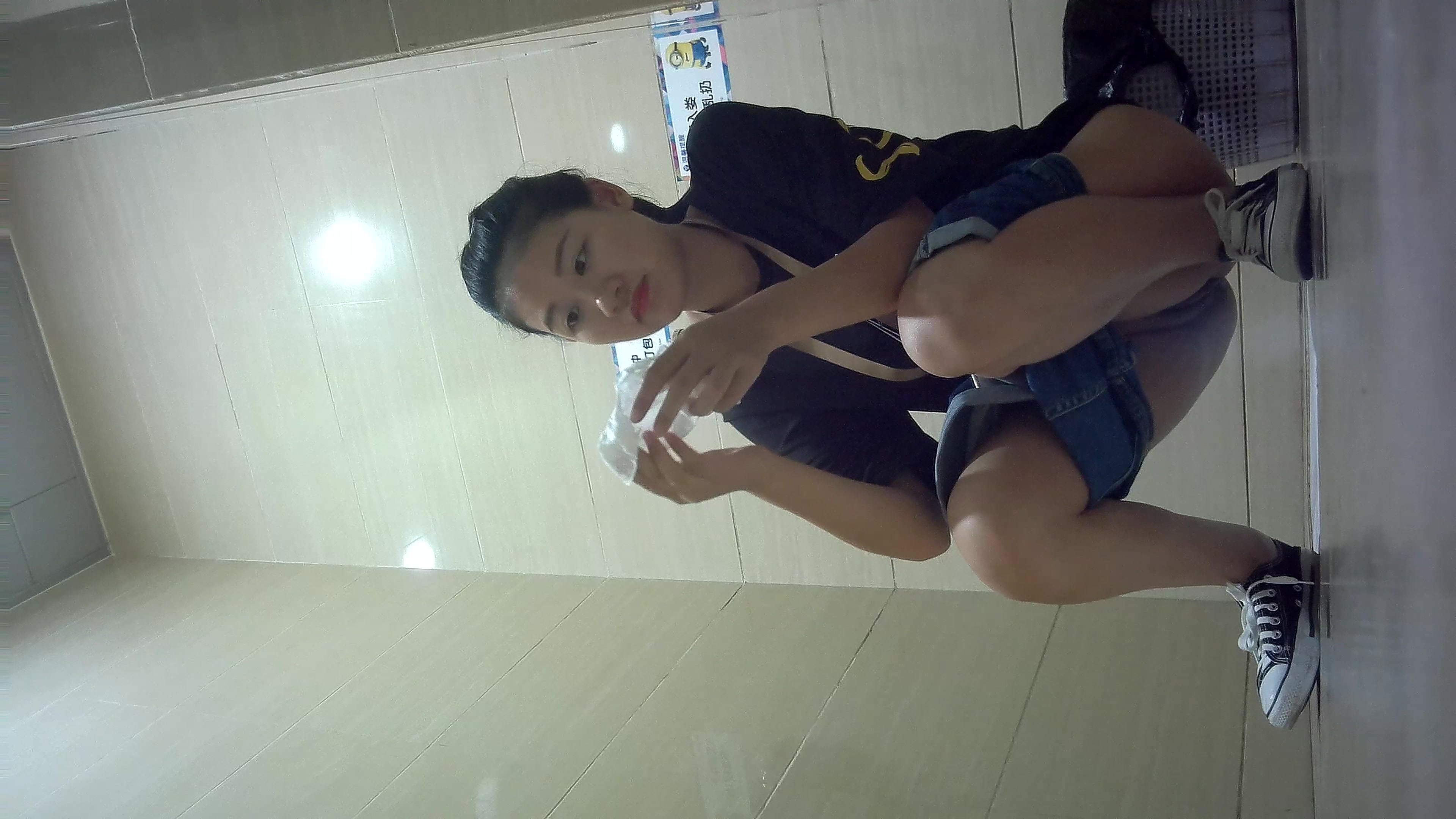 商场厕所全景偷拍 短牛仔粉内裤女店员 真是逼中极品