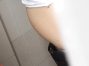 周末去网吧上网尾随几个妹子进女厕偷窥距离太近了差点被妹子发现