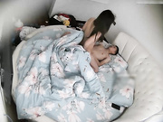 平头小青年貌似往大JJ上摸东西了搞了半天然后与翘臀女友各种体位大战抬起屁股插激情四射妹子阴毛性感